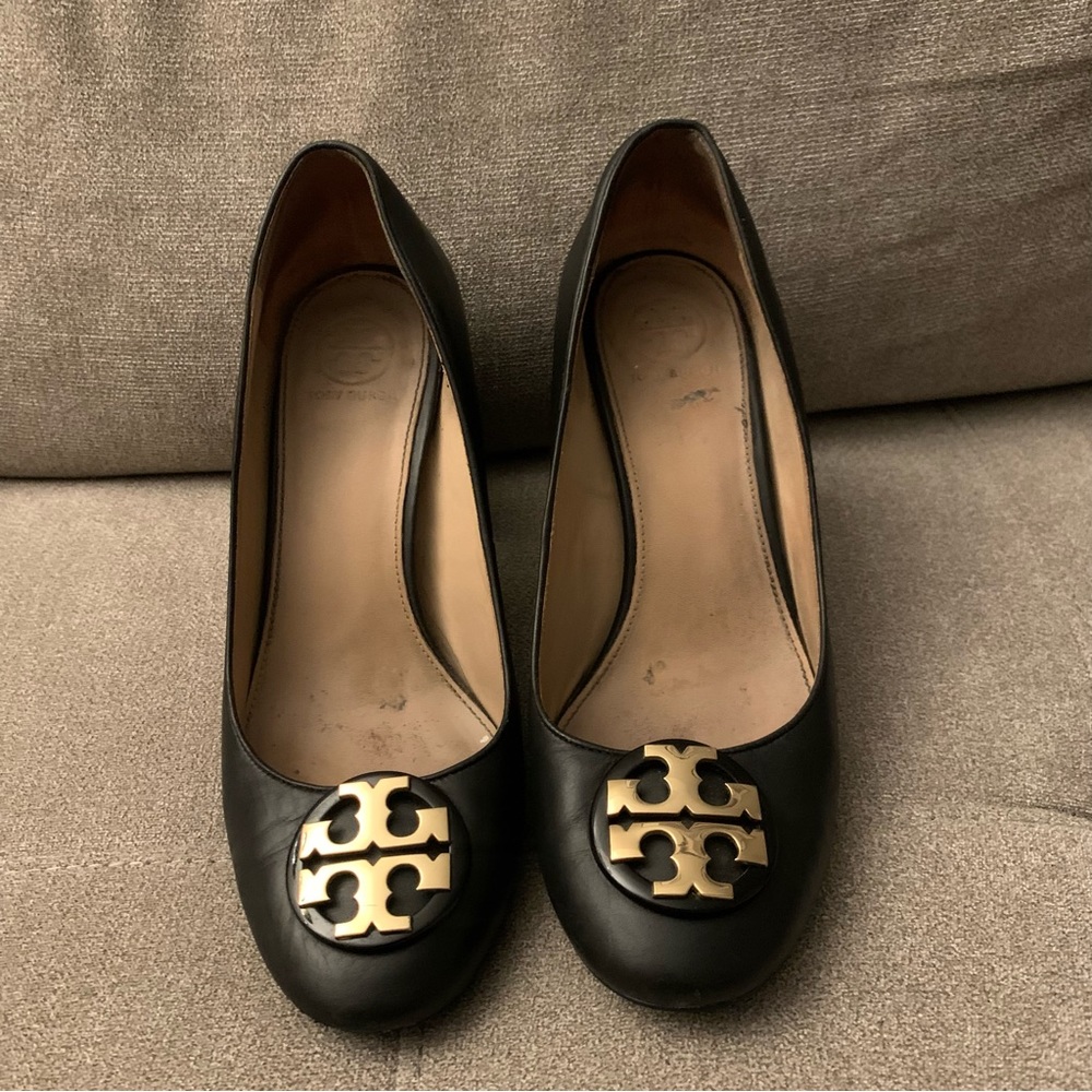 Tory Burch Black Pumps with Gold logo Size 7.5